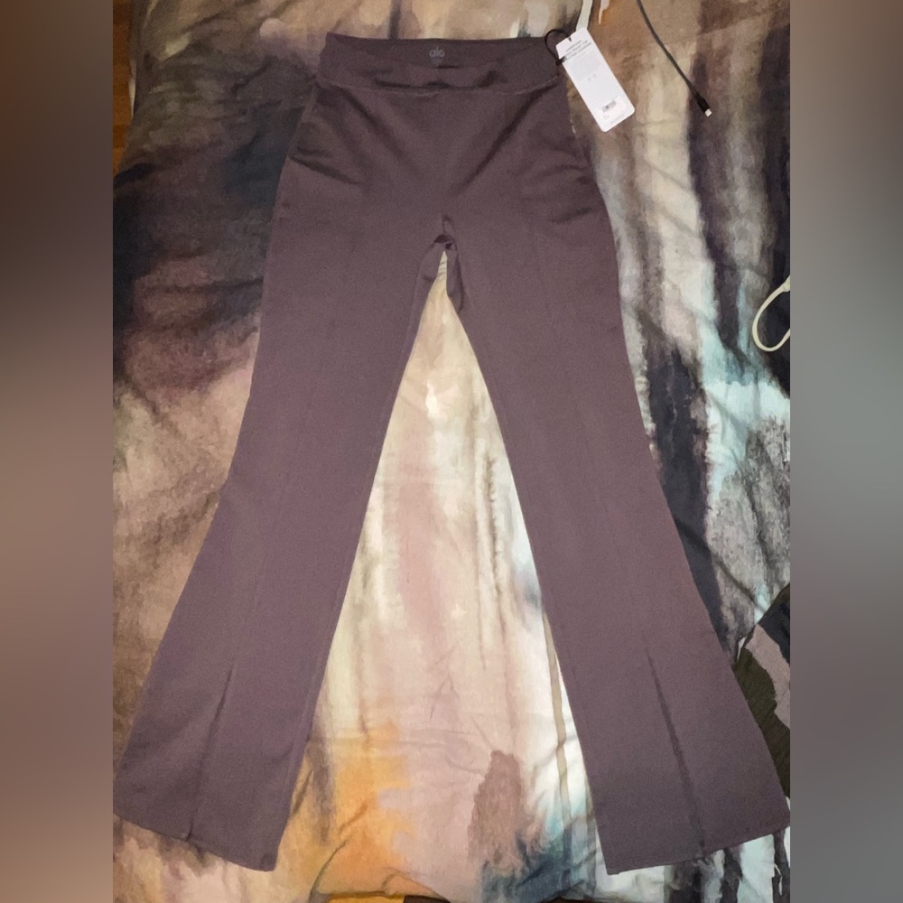 ALO Yoga: Airbrush High-Waist Flutter Legging (Espresso)